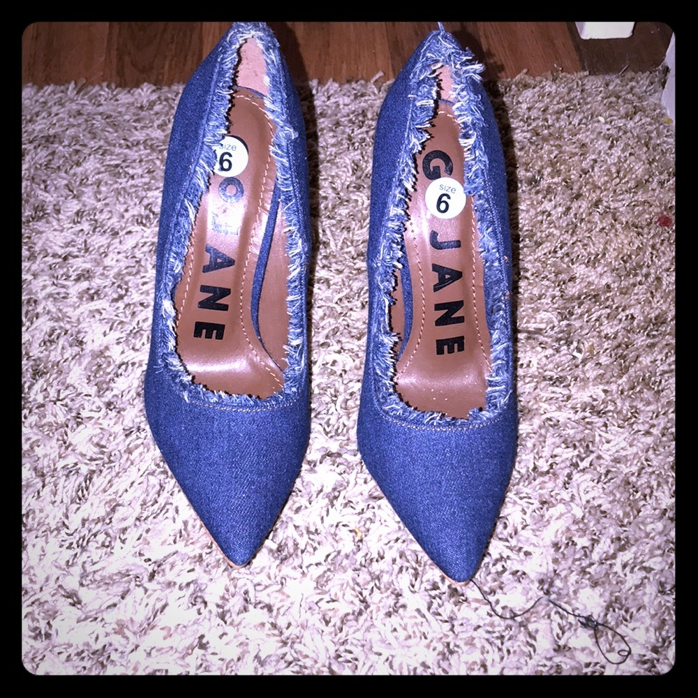 Size 6 women , 5 1/2 inch pumps